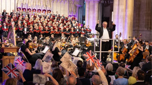 Simon Over leads the audience in Land of Hope and Glory